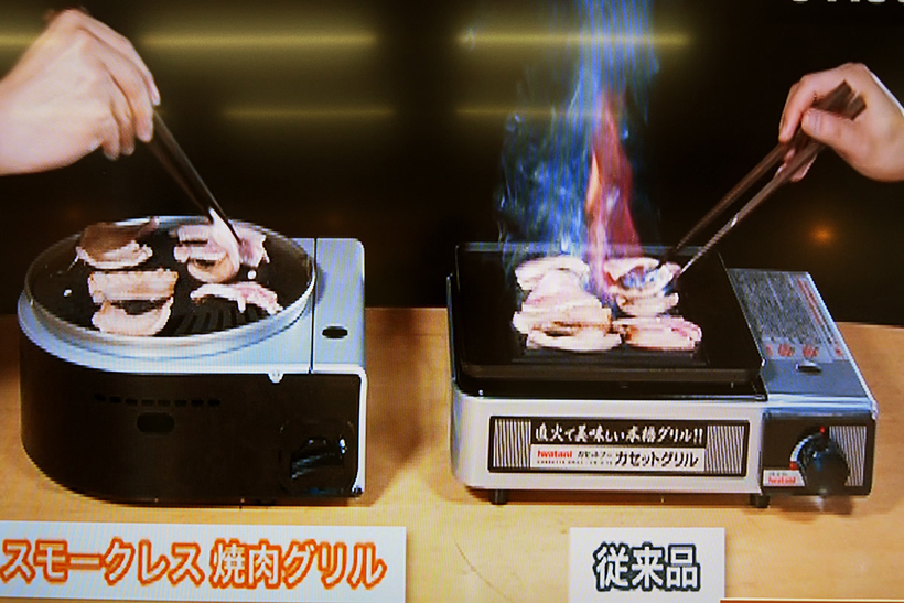 ↑一般的な焼肉グリルとの比較映像デモ。普通の焼肉グリルは、肉をのせたとたんに煙が発生する上、1分半ほどで脂から火が上がった