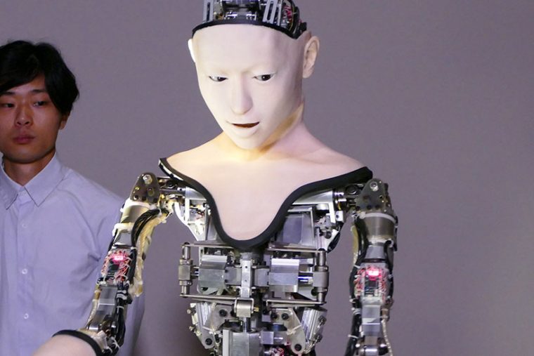 ↑顔や手の一部分のみシリコーンでカバーされているが、大部分が機械むき出し