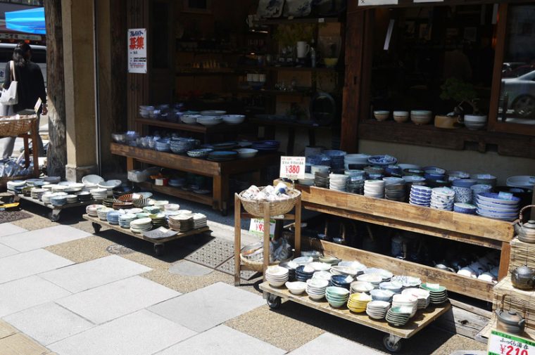 ↑店頭に並ぶ激安の和食器たち