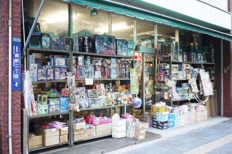↑数軒の店では、昭和からのデッドストックのオモチャを扱っていて、1点買いも可能