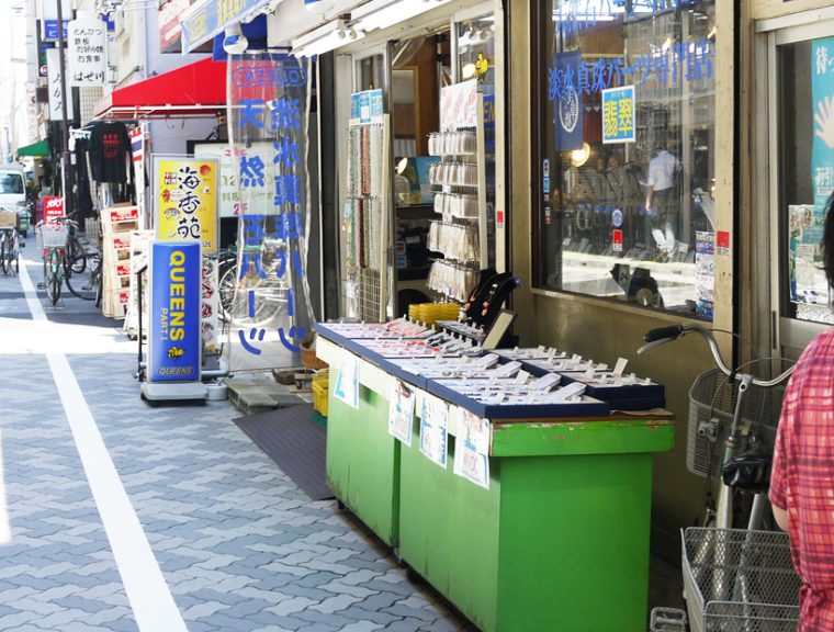 ↑ 飲食店が並ぶ中に、突如アクセサリー部品店があるのも界隈の特徴です。