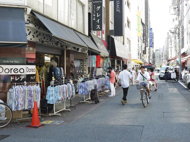 馬喰町問屋街の様子。一見、一般でも買えそうに見える店構えですが……