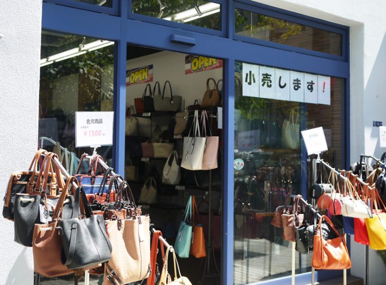 ↑逆に数は少ないものの、小売りも兼ねるお店は堂々と「小売りします!」の文字が