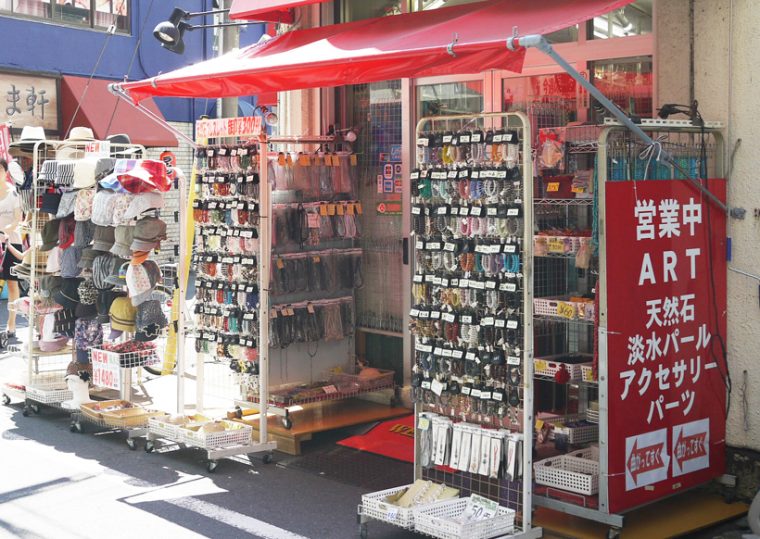 ↑浅草橋駅界隈には大・小様々なアクセサリー問屋、アクセサリー部品店が