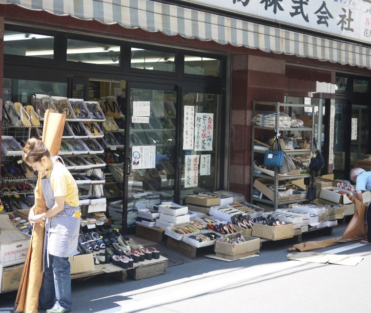 ↑はきもの問屋の店頭の様子