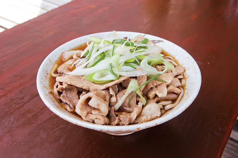 ↑肉そば(430円)。太麺と肉の食感がベストマッチ。ねぎが苦手な人は「ねぎ抜き」のオーダーも可能だ