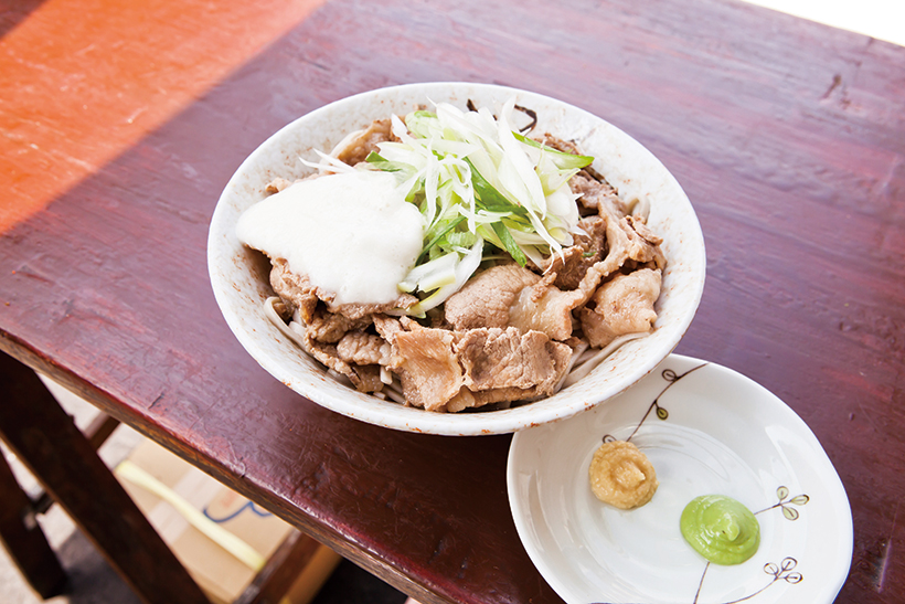 ↑冷やし肉そば(430 円)にとろろ(50 円)をトッピング。わさびやおろし しょうがをつければ、味の変化も楽しめる