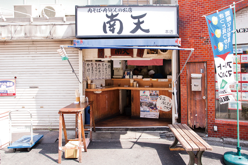 ↑店の外にもテーブルやベンチがある。太陽の下で食べる“ 路傍のそば” もオツなもの