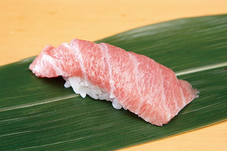 ↑大とろ/一貫(300円) インド洋で獲れた「流氷南鮪」を使用。しっかり乗った脂はうまみが強烈だ。しかも脂はクドさがなく、いつまでも噛みしめていたいと思える味わいだ
