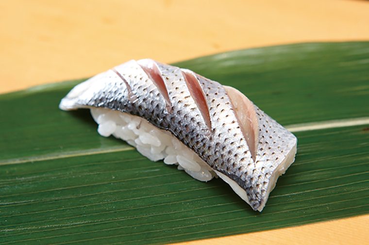 ↑こはだ/一貫(150円) 皮目に入った切り込みからのぞく身の色が、見た目に鮮やか。店できっちり〆られており、こはだのうまみと酸味、塩気のバランスが絶妙だ。同店の実力を確認できる一品