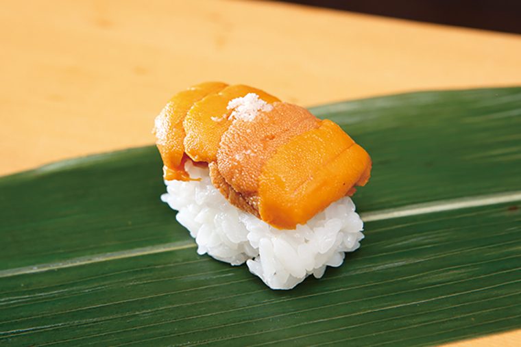 ↑うに/一貫(300円) うにを軍艦でなく握りで、しかも塩でいただく。苦味や雑味がなく、うにの甘さだけが味蕾(みらい)を刺激。シンプルかつストレートなおいしさをじっくりと味わいたい