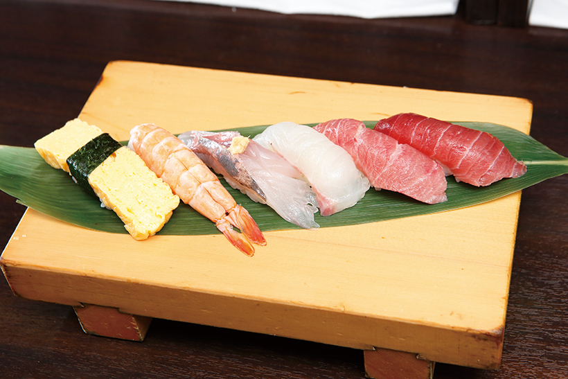 【立ち食い寿司の名店】“築地のいいネタ”が100円から! 江戸前の雰囲気漂う激ウマ店「立喰い寿司 すし処 おかめ 」