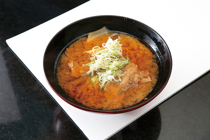 ↑あら汁(200円) 店でおろした魚のあらをふんだ んに使用。だしのうまみが効いている