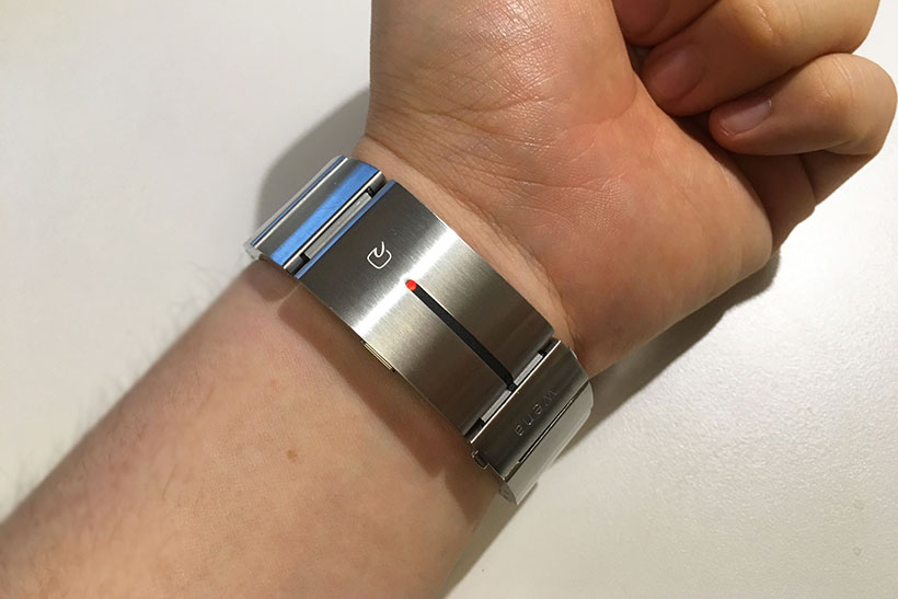 ↑メールなどを受信すると留め金部分のLEDが点灯&振動。