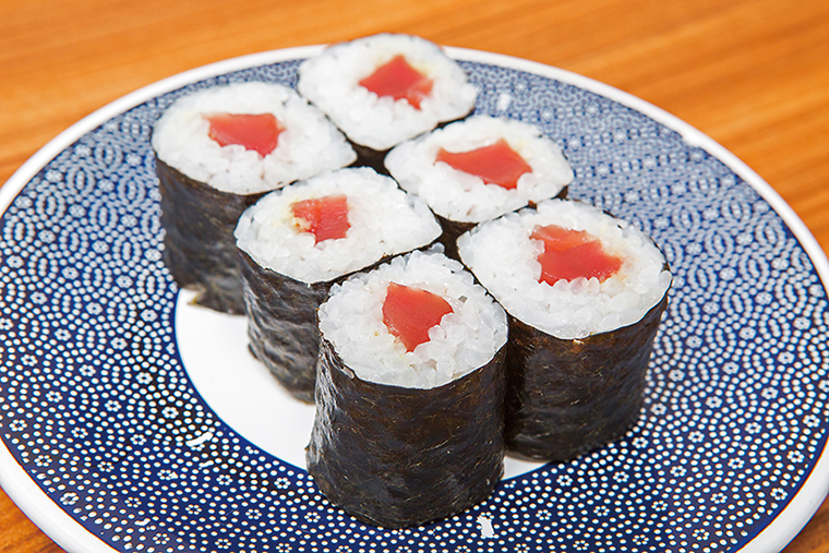 ↑細巻 鉄火(200円) インドまぐろの赤身を使った鉄火巻き。まぐろのうまみにのりの風味が加わって、パクパク食べられる。味も量も満足度の高い一品で、飲みの〆にもぴったり
