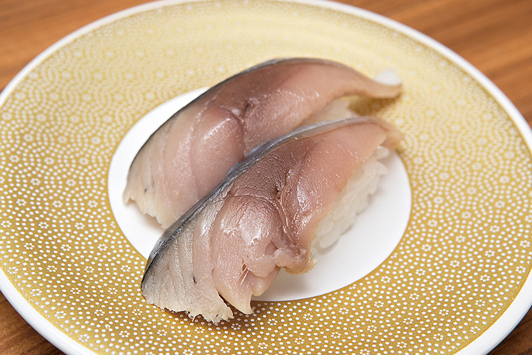 ↑しめ鯖にぎり/一貫(100円) さばはしっかりと〆られ、酸味のなかに凝縮した素材のうまみが感じられる。また、シャリは「京樽」の伝統の味を守り、甘みと酸味をしっかり共存させたクセのない味わいだ