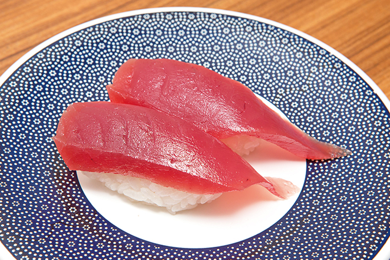 ↑まぐろにぎり/一貫(100円) インドまぐろを使用。中とろ近くの赤身を使っており、赤身ながら脂が適度に乗っていてうまい。これが一貫100円とはビックリ! まとめて数貫注文する客もいる人気の品だ