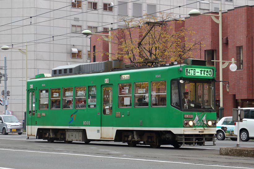 ↑やや角張ったスタイルの8500形。1985年に登場した。札幌市電オリジナルの緑色車体で走る