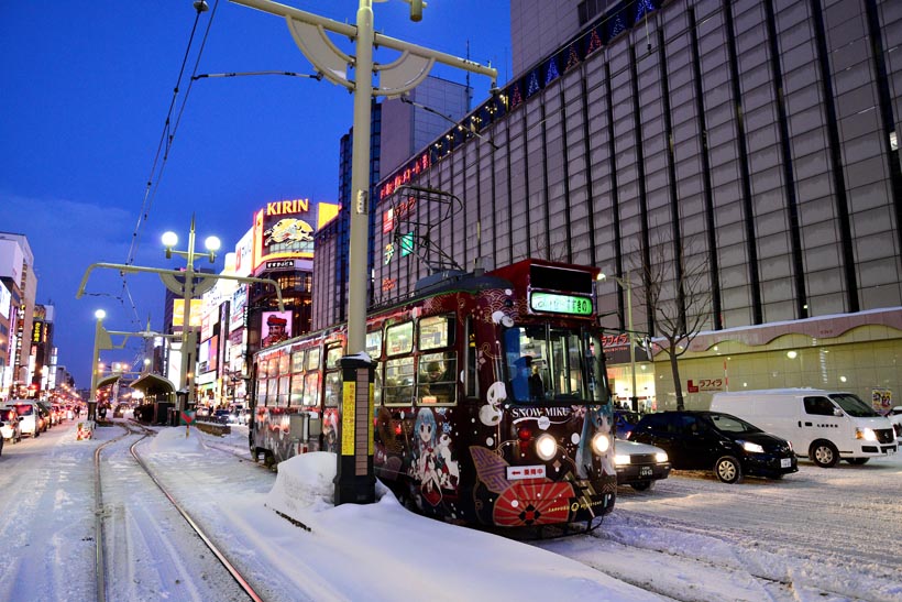↑センターポール区間を走る札幌市電210形(写真はラッピング当時のもの)