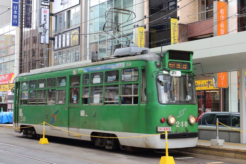 ↑丸っこい愛嬌ある顔立ちが特徴の240形。1960年生まれの古参電車だ