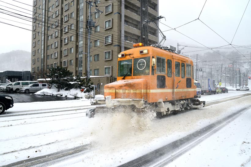↑冬には除雪用のささら電車も登場。札幌の冬の風物詩となっている
