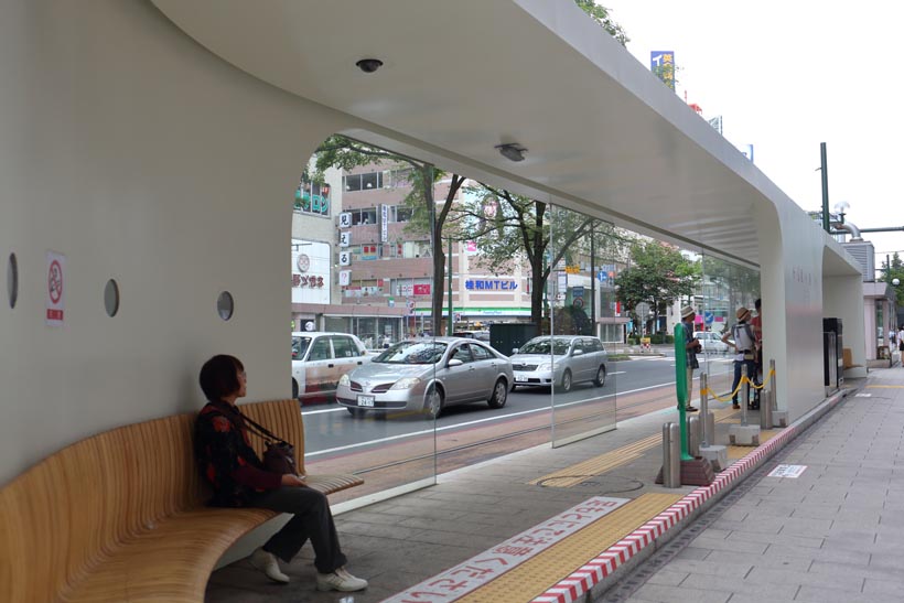 ↑新しく設けられた狸小路電停の建物。ベンチが置かれお洒落な雰囲気だ
