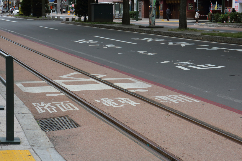 ↑道路上には路面電車専用と書かれる。タクシーの乗降もこのラインを避けて行われる