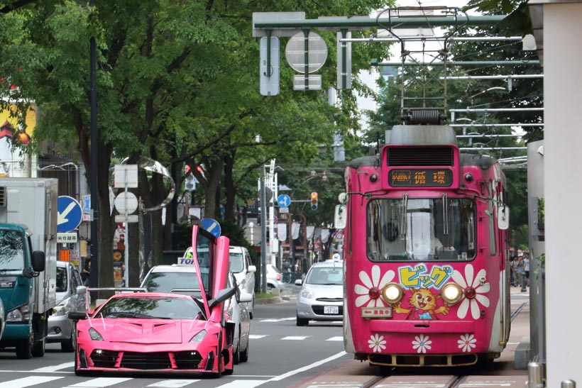 ↑新区間でピンク車体の250形とピンク色のスーパーカーが並ぶ姿がちょうど見られた