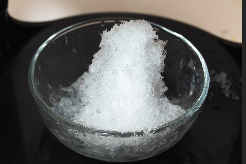↑不透明な氷を使用すると「粉状」に削れた。こちらもまずくはないのだが、溶け方にムラがあり、食感は一段劣る