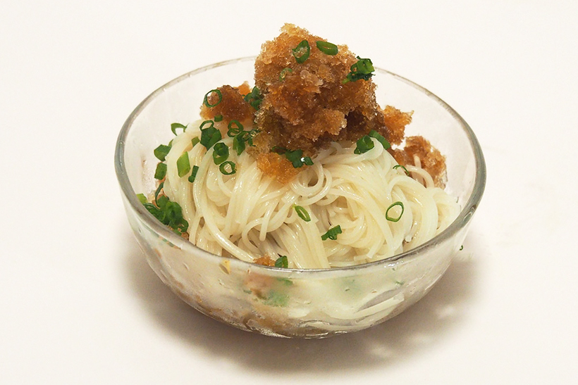 ↑そうめんの上に、大根おろしのように乗っているのが「めんつゆ氷」。麺を冷えたまま提供できるほか、溶けてもつゆが薄まらないメリットがあります。そうめんのほか、うどんや蕎麦などでも大活躍
