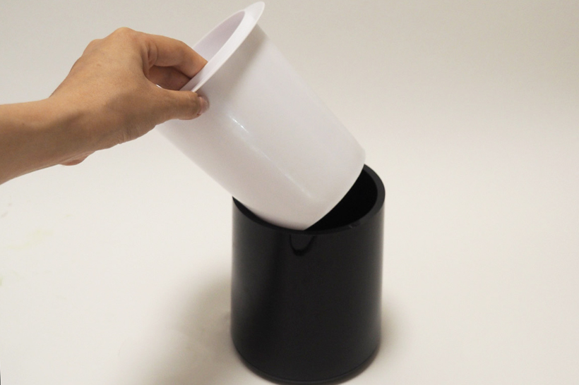 ↑2重構造になっている製氷器。熱伝導性を低めることでゆっくりと水を凍らせることができる。容量は約650mlで、直径11cmの小ぶりな器なら5~6杯分のかき氷が作れた