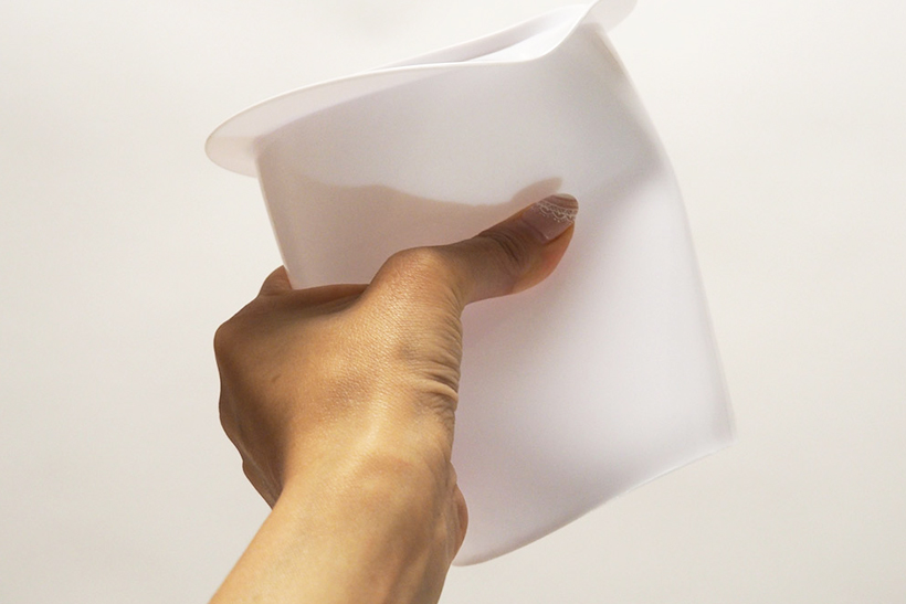 ↑製氷器内側のカップは柔らかい素材。カチコチに凍った氷もギュッと握って出すことができる