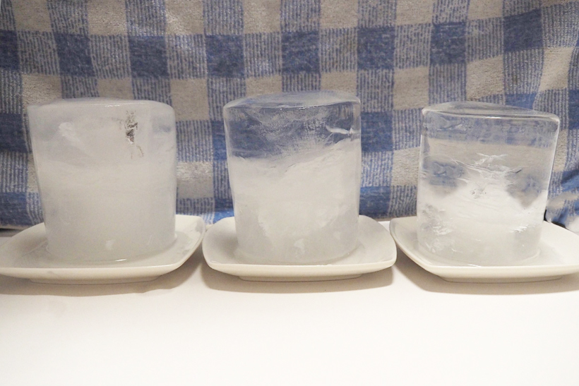 ↑左から「内カップだけで水道水を氷にしたもの」、「2重カップで水道水を氷にしたもの」、「2重カップで、沸騰させたミネラルウォーターを氷にしたもの」。手間をかけたほうが、硬くて透明な氷が作れます