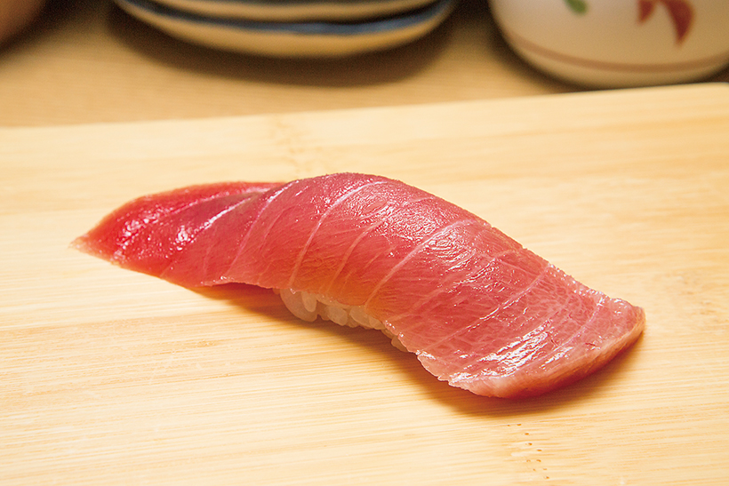 ↑まぐろ中とろ/一貫(260円) 食べた瞬間にあふれる脂が上品! 口の中でサッと溶けて、うまみの余韻だけが残る。赤身のうまみもしっかりと感 じられ、つい何貫も食べたくなる絶品ネタだ