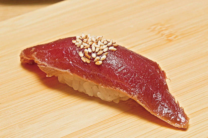 【立ち食い寿司の名店】江戸前寿司の“粋”が溢れる超人気店! 55種類の絶品ネタを揃える御徒町「まぐろ人」