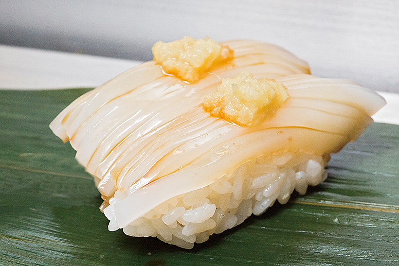 【立ち食い寿司の名店】職人の丁寧な仕事ぶりに感動! 仕事終わりの“ちょい飲み”にオススメな有楽町「立鮨 葵」