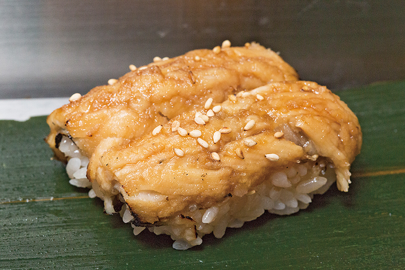 ↑穴子/一貫(262円) 穴子のホロホロとした食 感、最後に軽く炙ることによ る香ばしさ、煮汁を煮詰めた ツメの奥深い甘みが見事なハ ーモニーを奏でる。穴子の脂のうまみもしっかり残っている