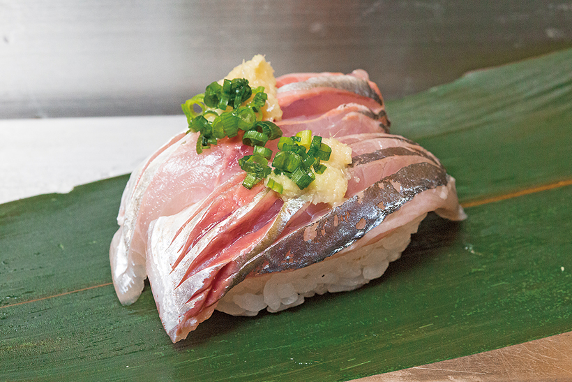 ↑あじ/一貫(158円) 鮮度抜群のあじは雑味がな く、独特の甘みとうまみが ある。しょうがの辛みが鼻 に抜け、あじのうまみをよ り引き立てる。食感と風味付けに加えられたわけぎも効いている