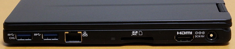 ↑右側面。左から、USB 3.0×2・LAN・SDメモリーカードスロット・HDMI・電源端子となっています。