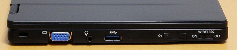 ↑左側面。左から、モニター出力(アナログRGB)・イヤフォン(マイクも)・USB3.0・音量・無線切り替えスイッチです。