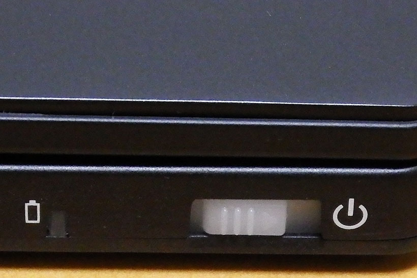 ↑前面にあるバッテリーLEDと電源スイッチ。