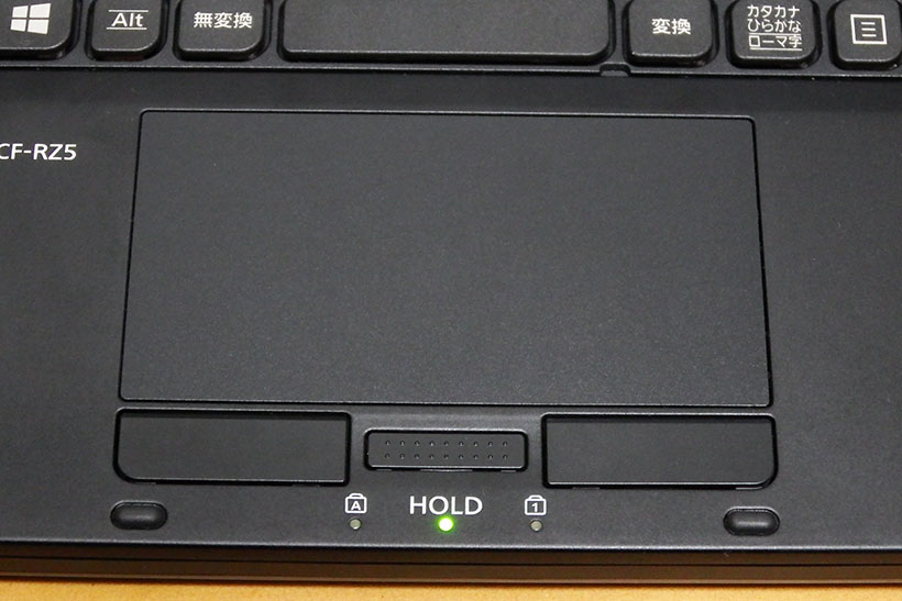 ↑中央の「HOLD」ボタンを押すとHOLDモードになり、タッチパッドが無効化されます。