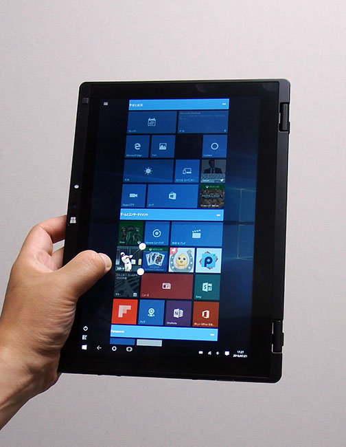 ↑タブレット状態にしたところ。キーボードは裏側に回り込んでいます。