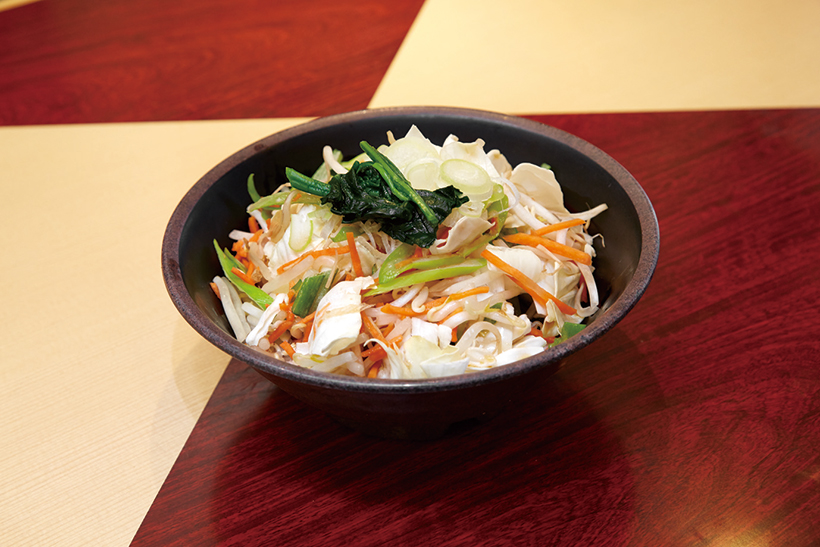 ↑野菜たっぷりそば(480円)。キャベツなどの野菜をサッと油通しし、野菜の甘みとシャキシャキ感を両立
