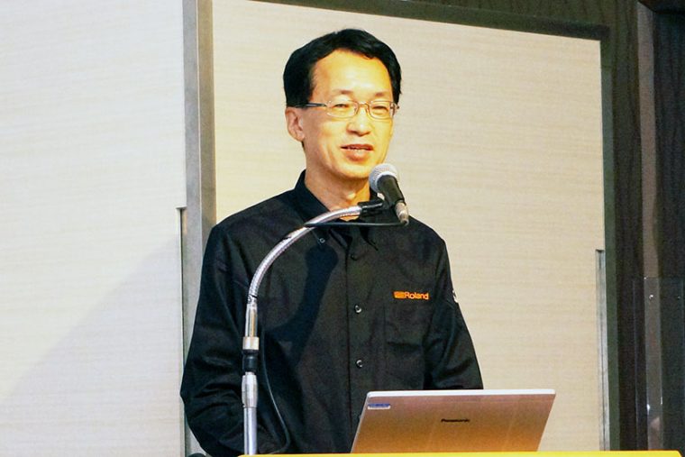 ↑自社ブランドとの相乗効果について語るローランドの三木純一社長