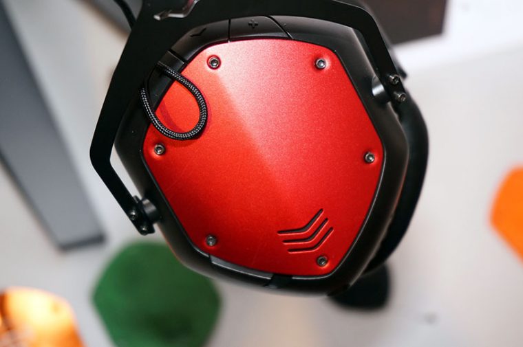 ↑世界的DJも愛用するアメリカのヘッドフォンメーカー「V-MODA」は、ローランドの子会社として販売を開始。鎧のようなカバーが特徴的な「Cressfade」シリーズを展開