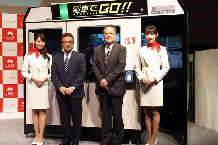 ↑タイトー代表取締役社長の石井光一氏（中央左）と、ジェイアール東日本常務取締役営業本部副本部長JR局長の筑波伸夫氏（中央右）