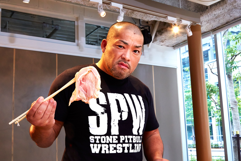 疲れが取れて筋肉が強くなる! 鶏むね肉の辛ウマ「レスラーメシ」を新日本プロレス石井智宏が披露!!