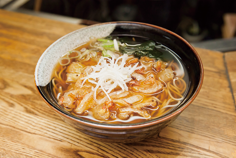 【昼は立ち食いそば】激戦区虎ノ門で盤石の人気店! 日本料理の技が生きた本格そばが旨すぎる「峠そば」