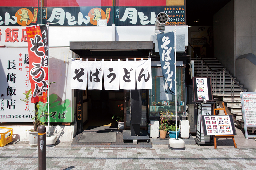 ↑外堀通りと平行に走る道に面した「峠そば」の店舗